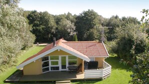 Einbungalowowohl ein Schrägdach, eine Terrasse und ein großer, fensterartiger Veranda-Bereich.