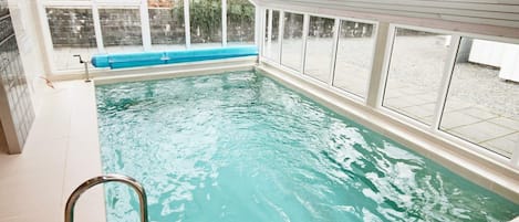 Huis | Zwembad | Een binnenzwembad en een buitenzwembad