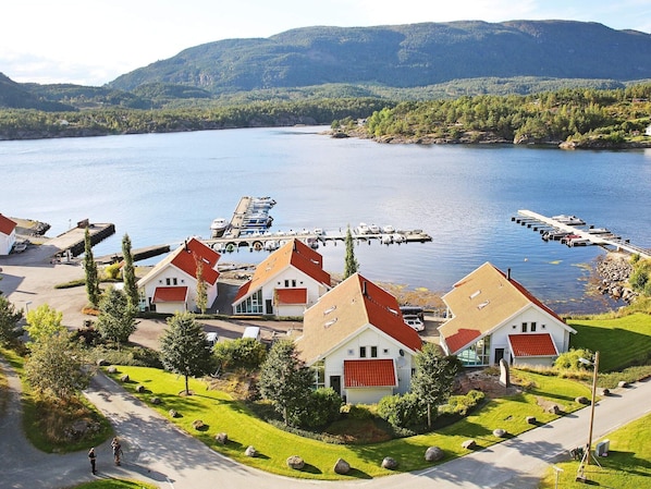 House | Water view - 12 Person Holiday Home in Jelsa (Suldal)