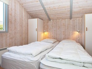 3 bedrooms, cribs/infant beds