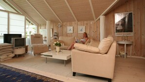 Een gezellige woonkamer met een bank, een salontafel en een televisie.