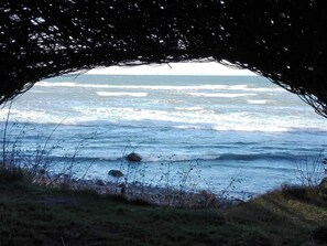 A view through a natural archway to the ocean. - 4 Star Holiday Home in Dronningmolle (Dronningmolle)