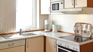 Eine Küche mit einer Siemens-Mikrowelle, einer Bosch-Kaffeemaschine und einem Toaster.