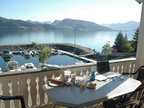 Lake view - 4 Person Holiday Home in Lauvstad-by Traum (Volda)