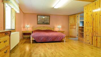 House | 7 bedrooms, individually furnished, bed sheets