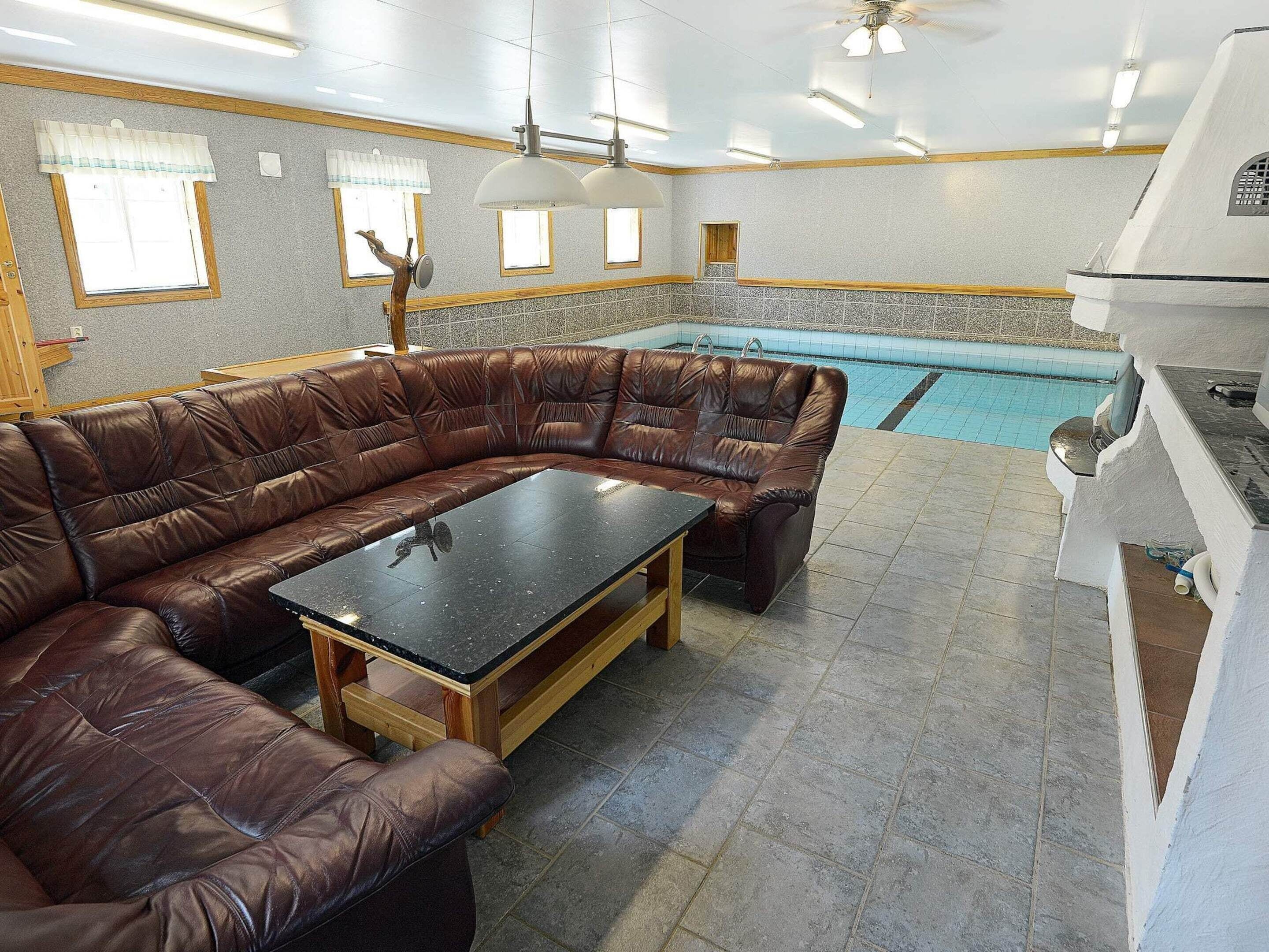 Hus | Basseng | Innendørsbasseng og utendørsbasseng