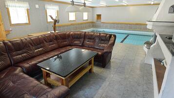 Hus | Basseng | Innendørsbasseng og utendørsbasseng