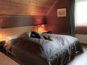 3 bedrooms, bed sheets