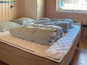 3 bedrooms, cribs/infant beds