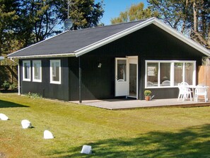 Exterior - Tranquil Holiday Home in Dronningmolle near Beach (Dronningmolle)