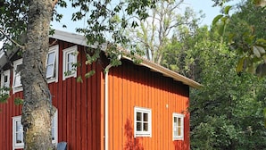 A red wooden house with white windows and a porch. - Holiday Home in Uddevalla (Uddevalla)