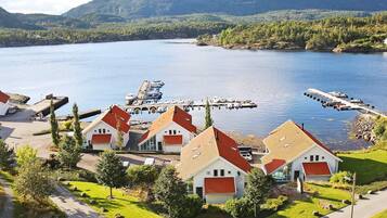 Hus | Utsikt mot vann