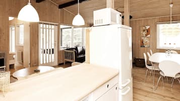 Uma cozinha moderna com paredes de madeira, eletrodomésticos brancos e iluminação pendente.