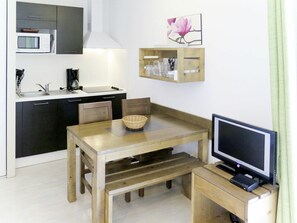 Mikrowelle, Geschirrspüler, Hochstuhl, Esstisch