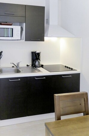 Micro-ondes, lave-vaisselle, chaise haute, tables à manger