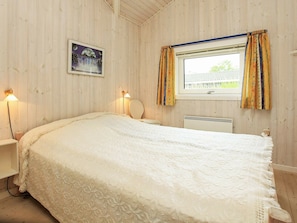 3 bedrooms, cribs/infant beds