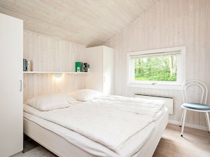 3 bedrooms, cots/infant beds