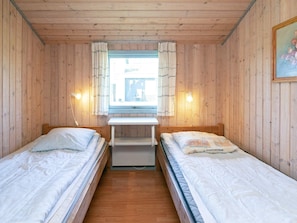 4 bedrooms, cribs/infant beds