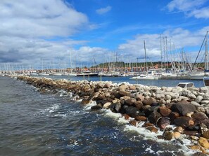 Een jachthaven met boten afgemeerd aan een rotsachtige steiger.