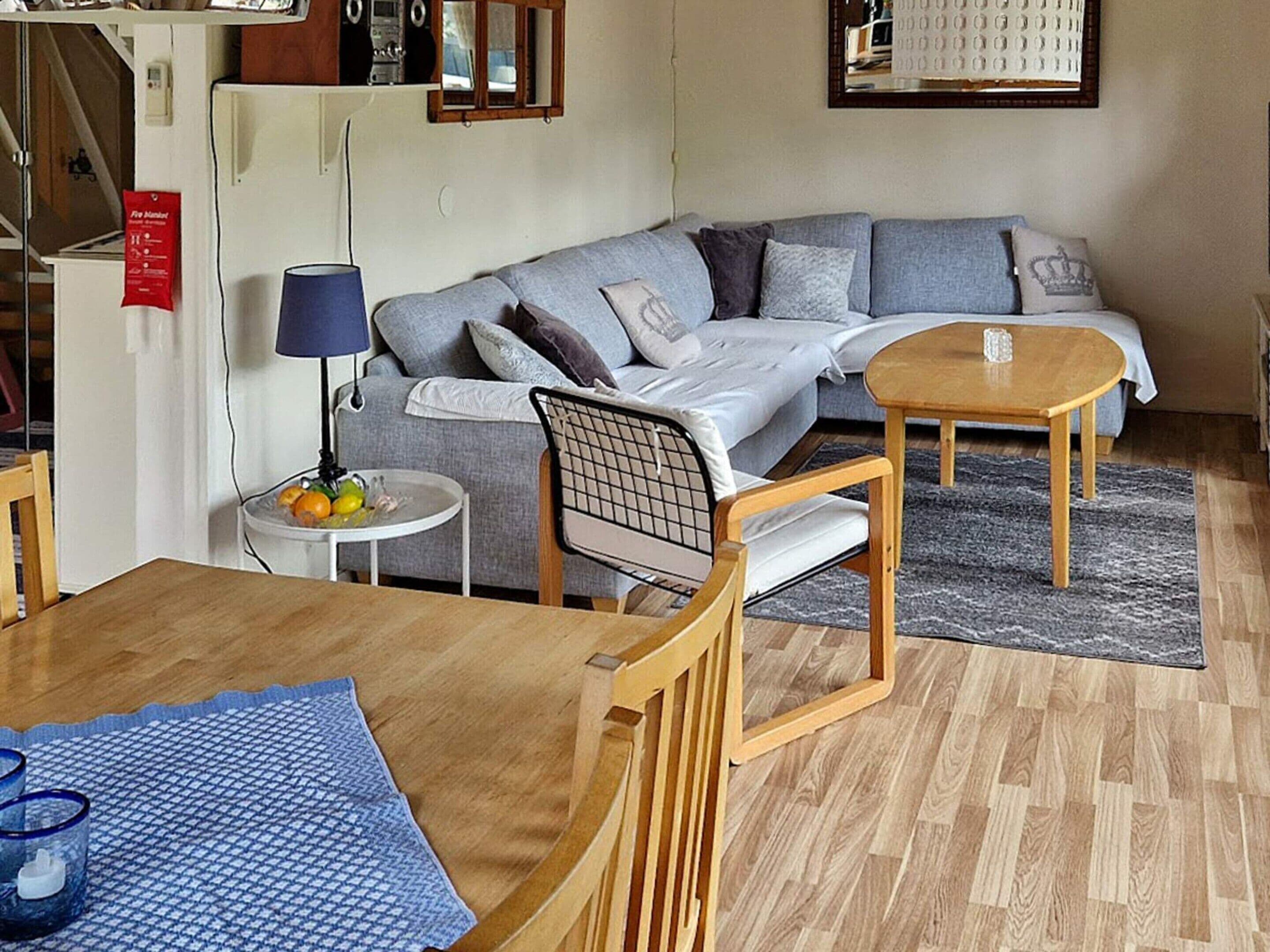 Un salon meublé comprenant un canapé, une table à manger et une table basse.