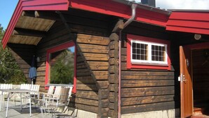 A wooden cabin with a red roof, a window with white trim, and a door. - Holiday Home in HÃ¤lleviksstrand (Hälleviksstrand)