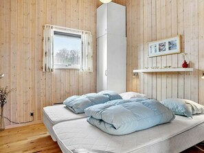 3 bedrooms, cribs/infant beds