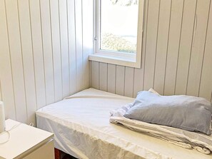 House | 4 bedrooms, individually furnished - 7 Person Holiday Home in Bokn-by Traum (Bokn)