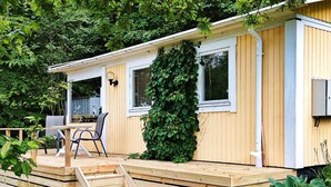 A mobile home with a deck, a table, and chairs. - 2 Person Holiday Home in Tyringe-by Traum (Tyringe)