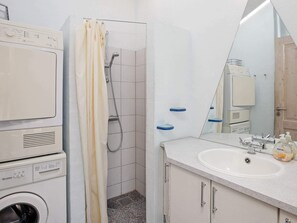House | Bathroom - 9 Person Holiday Home in Ringkobing (Ringkobing)