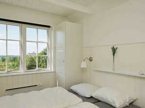 4 bedrooms, cribs/infant beds