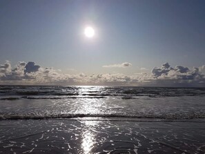 A beach with waves, a clear sky, and the sun. - 4 Star Holiday Home in Millinge (Millinge)
