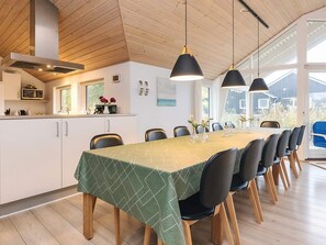 Una cocina moderna con zona de comedor.
