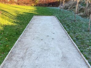 Un campo da shuffleboard in cemento con cinque dischi.