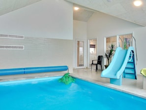 Una piscina techada, una piscina al aire libre