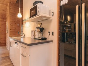 Cocina compacta con microondas, cafetera y refrigerador Bosch.