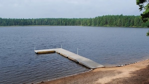 Un lago con un muelle de madera que se adentra en el agua.