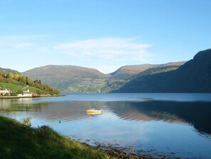 House | Lake view - 4 Person Holiday Home in Utvik-by Traum (Stryn)