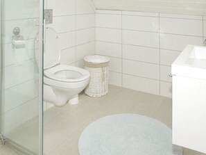 House | Bathroom - Holiday Home in Gursken (Sande)