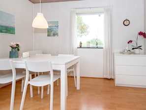 2 bedrooms, cribs/infant beds, internet