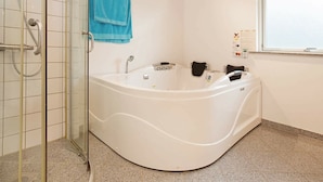 Spa treatment - Cozy Holiday Home in Kalundborg With Whirlpool (Kalundborg)