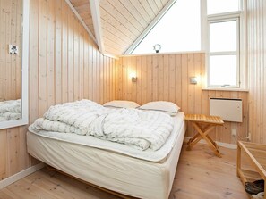 3 bedrooms, cribs/infant beds