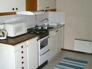 Fridge, microwave, coffee/tea maker - 4 Person Holiday Home in Edsvalla (Edsvalla)