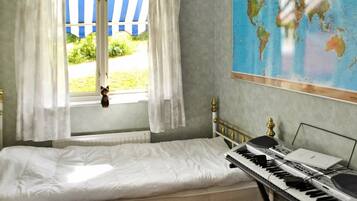 4 kamar tidur dan dilengkapi dengan perabotan berbeda-beda