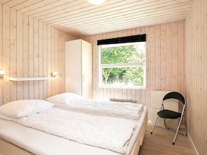 3 bedrooms, cribs/infant beds