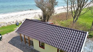 Un bâtiment d’un seul étage, doté d’un toit en tuiles, d’un petit porche et d’une fenêtre.