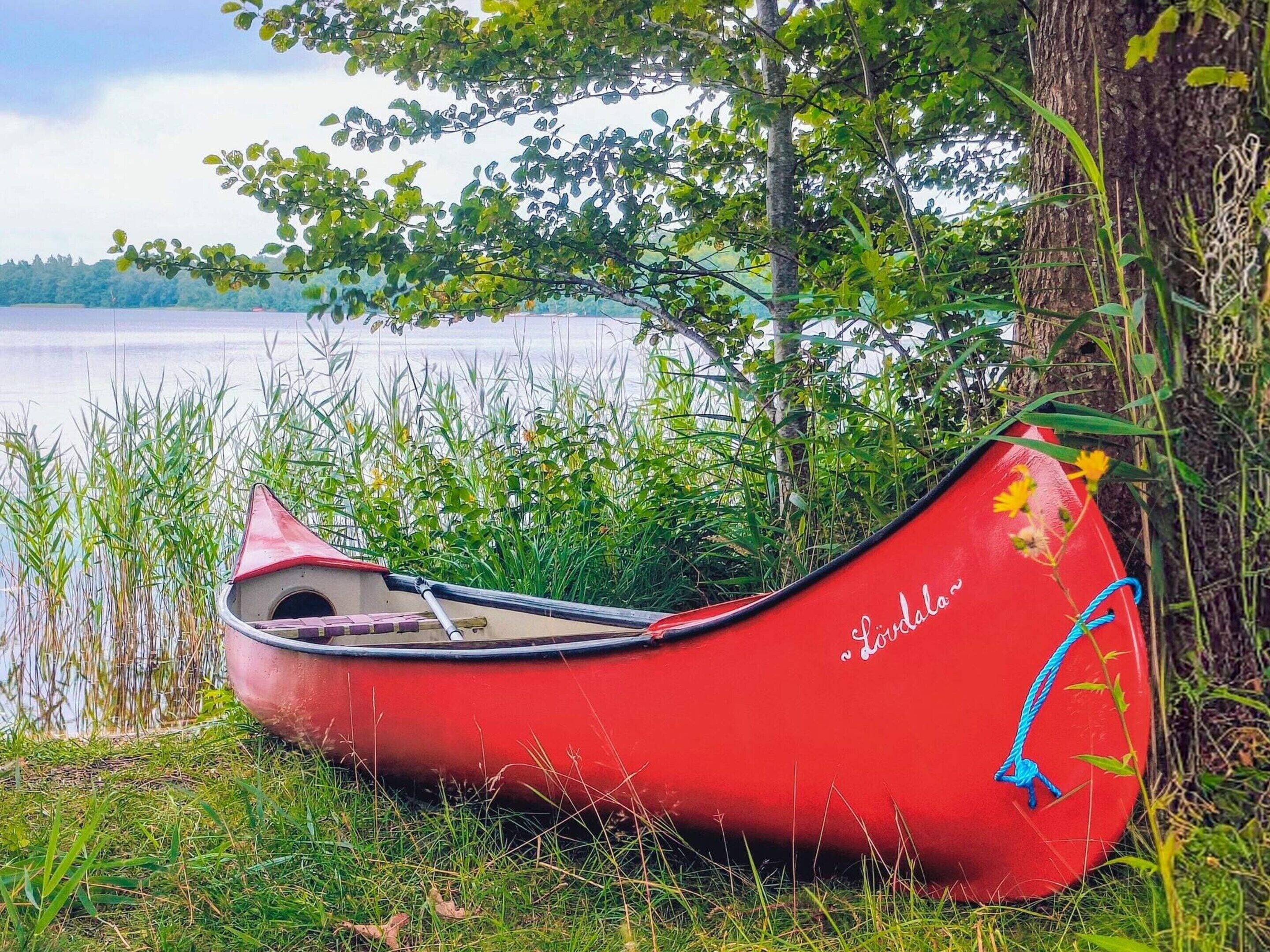 Un canoa rojo con la inscripción 