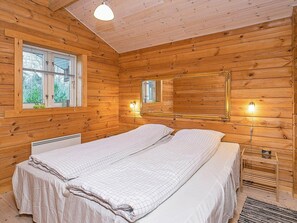 4 bedrooms, cribs/infant beds