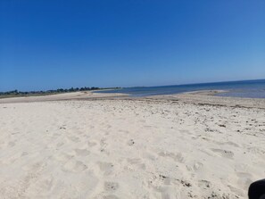 A sandy beach with footprints and a clear blue sky. - 5 Star Holiday Home in Haderslev (Haderslev)