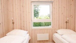4 bedrooms, cots/infant beds - Comfy Holiday Home in Hals With Whirlpool (Hals)