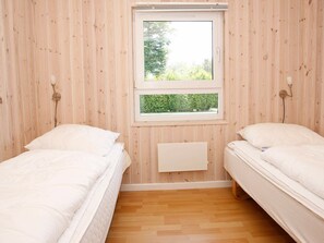 4 bedrooms, cribs/infant beds